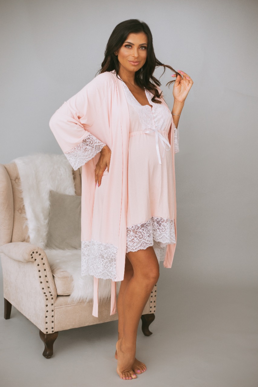Mulher grávida de roupão e camisola rosa claro